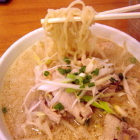 「ゴマスープゆで豚麺 500円（タイムサービス価格）」@紅虎餃子房 汐留シティセンター店の写真