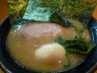 「らーめん（麺かため、醤油少な目）（600円）+味付玉子（100円」@紫蔵の写真