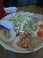 「チャーシュー麺 大盛り サービス券の味玉」@らーめん 一 六角橋の写真