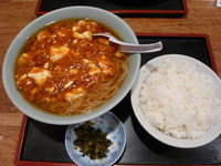 「マーボーラーメン+ライス（おしんこ付き） 800円」@中華シゲタ マルエツ六ッ川店サニーロード内の写真