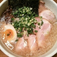 「醤油豚骨らーめん【超濃厚背脂こってり】（極細麺・粉落し・アブラ多」@豚骨らーめん いちご家の写真