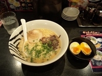 「博多ラーメン + 味たまご（無料サービス券で無料）」@然屋 竹ノ塚店の写真