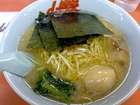 「ネギラーメン（固め、油多め） + 味玉」@ラーメン山岡家 牛久店の写真