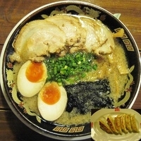 「東京とんこつラーメン+チャーシュー+サービス餃子」@おおぎやラーメン 行田店の写真