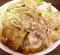「小ラーメン豚入り 850円（ヤサイマシマシ・アブラマシマシ・カラ」@蓮爾 さんこま店の写真