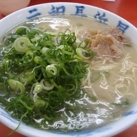 「ラーメン（カタ） 400円+替え玉（ナマ） 100円」@元祖 長浜屋 支店の写真