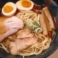 「丸鶏旨味そば醤油（中盛） + 昆布玉子」@麺屋33の写真