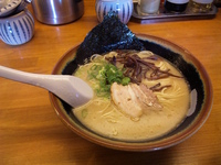 「とんこつラーメン、ばりかた（630円）+焼き豚ご飯（300円）」@博多拉麺 一休 本店の写真