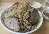 「豚入りラーメン（950円）+生ニンニク（50円）」@ガッツリラーメン めんしろうの写真