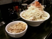 「ラブメン小650円（野菜・ニンニク・唐辛子）+豚増し150円+カ」@ラブメン 楽々の写真