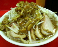 「小ブタ 豚骨カレーぶっかけだよ ヤサイ」@ラーメン 学の写真