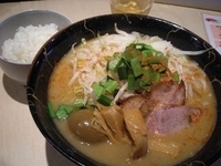 「味噌らーめん750円味付け玉子サービス・半ライスサービス」@麺喰屋 澤の写真