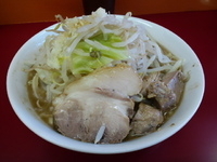 「ラーメン700円（野菜ニンニクちょっとだけ増し）」@モッコリ豚の写真