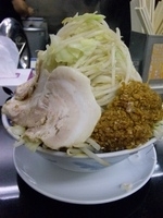 「ラーメン魚粉（野菜ニンニクマシ）+中盛+豚3枚追加 750円+5」@東葛MARUKAKU 南柏店の写真