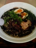 「紫蘇胡麻くろ麺あじ玉子」@めんや Bar クアトロの写真