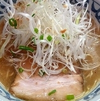 「バリバリラーメン しょうゆ味（しらがネギ+たまごトッピング）」@らー麺屋 バリバリジョニーの写真
