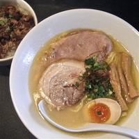 「比内地鶏のらーめん（白￥300）ほぐし豚丼（￥150）」@音麺酒家 楽々の写真