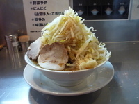 「ラーメン（ヤサイマシ ニンニク アブラ） 100円（プレオープン」@オリジナル極太麺 らーめん天の写真