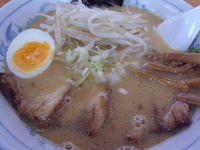 「とんこつ醤油ラーメン￥650+チャーシュー￥200」@ラーメン 利尻 北茨城本店の写真