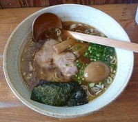 「らーめん・醤油+味玉（600+100円）」@麺や 八雲の写真