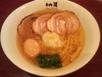 「具だくさんの塩」@黄金の塩らぁ麺 due Italian 市ヶ谷店の写真