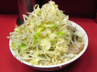 「小ラーメン豚入り（ヤサイマシマシニンニク）@750」@ラーメン二郎 桜台駅前店の写真