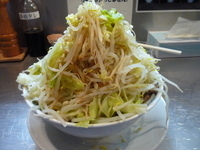 「ラーメン大盛り（ヤサイマシマシ ニンニクカラメ アブラマシ） 2」@オリジナル極太麺 らーめん天の写真