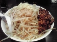 「ラーメン+ニンニク （途中でニラキムチトッピング）」@山盛山の写真