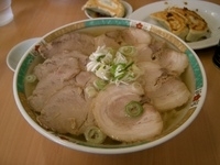 「ハーフ&ハーフ大盛 餃子」@佐野らーめん 麺龍の写真