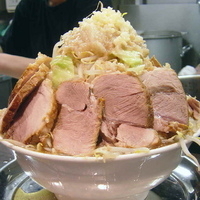 「国産豚ダブル ???円（ヤサイ盛れるだけ・アブラマシマシ・ニンニ」@山盛山の写真
