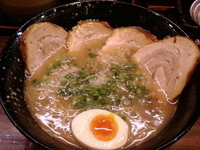 「とんこつチャーシュー￥880+替玉（かため）￥100」@とんこつ屋 秀虎の写真