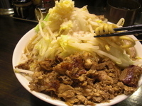 「ラブメン小（野菜・にんにく・アブラ）650円+豚まし150円」@ラブメン 楽々の写真