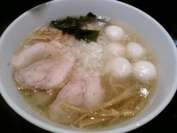 「塩らぁめん白式部添え」@支那そばや 新横浜ラーメン博物館店の写真