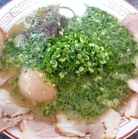 「豚骨チャーシューメン（味玉+ネギ50円トッピング）」@ラーメン亀之介の写真