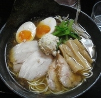 「特製丸鶏旨味そば（醤油）+同額で中盛を選択、ねぎアサリ御飯」@麺屋33の写真