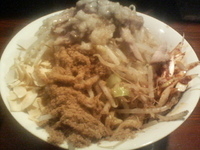 「ぶっかけ（野菜・脂多め・にんにくチップ）+魚粉+辛ネギ（クーポン」@ラーメンむねやの写真