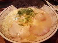 「醤油とんこつらーめん+餃子」@らーめん味華の写真