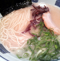 「白らぅめん ￥670 （バリカタ、油普通） サービス半ライス」@三代目 ◯助 MARUSUKEの写真