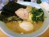 「中盛り、らーめん&味玉」@横浜らーめん 武蔵家 綾瀬店の写真