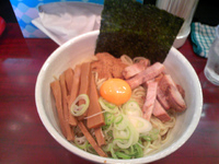 「まぜそば大盛+まかない丼」@麺家 一鶴の写真