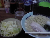 「ラーメン（中）￥700もやきゃべ￥50」@ラーメン壱六家 磯子本店の写真