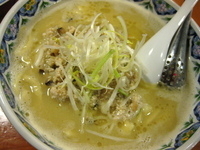 「揚州濃厚塩らーめん（極太刀切麺）￥840+スープ2倍濃厚増し￥2」@中国ラーメン 揚州商人 北浦和店の写真