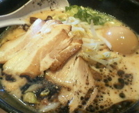 「黒（ハリガネ）￥780 +替玉￥130（粉落とし） + 肉増し2」@博多 龍ノ髭の写真