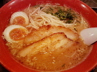 「味玉醤油豚骨ラーメン」@ラーメン四天王 田町店の写真