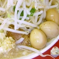 「大豚ダブルラーメン 950円 + うずら玉子 3個 100円（ヤ」@ラーメン二郎 大宮店の写真