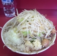 「小豚+ウズラ+玉ねぎ（ヤサイマシマシ+ニンニク+アブラ）」@ラーメン二郎 大宮店の写真