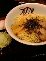 「油そば大盛り（210g）￥600+白ネギ￥100+半熟玉子￥10」@油そば専門店 万人力の写真