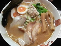 「豚骨魚介系濃厚塩ラーメン 全部入り」@麺屋33の写真