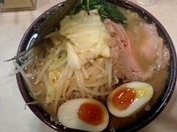 「キャベ玉ラーメン（900円）」@神田ラーメン わいず 神田本店の写真