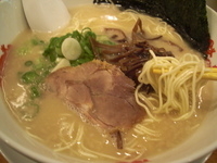 「とんこつラーメン500円+替え玉1つ（2つまで無料）」@博多風龍 神田西口店の写真